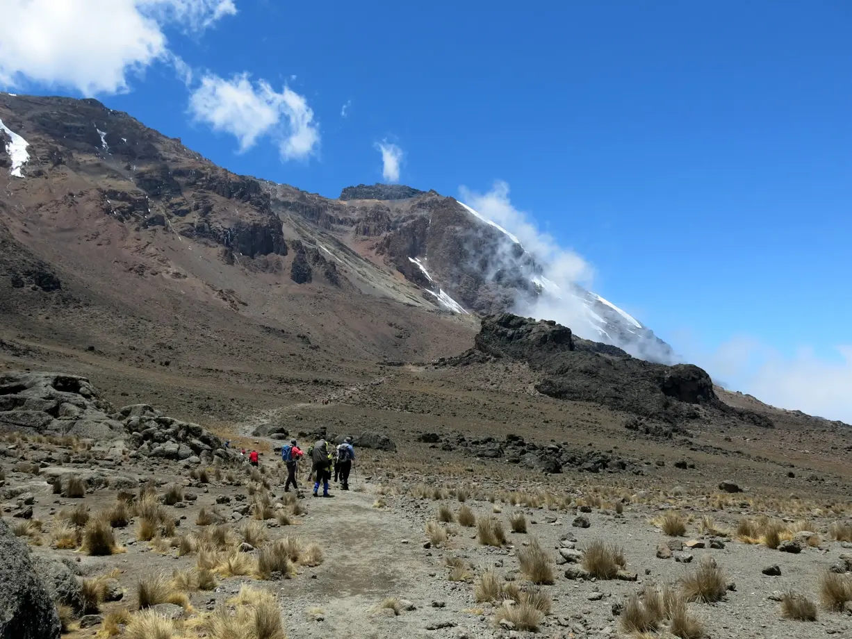 trekking-gruppe-kilimanjaro-steinwueste-tansania